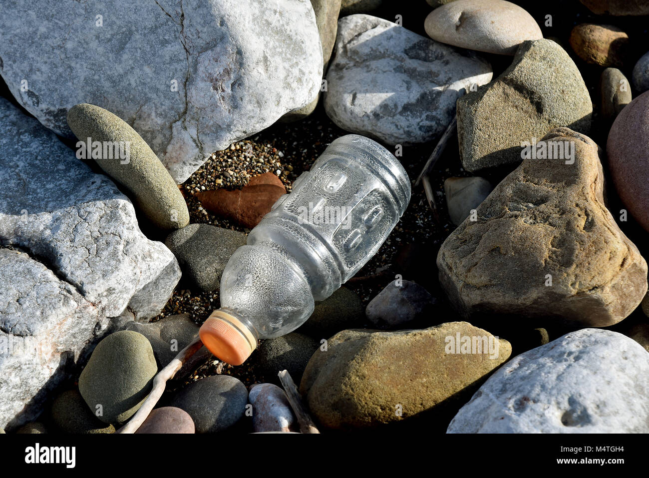 Le foto scattate il 16 febbraio 2018 a Porthcawl, nel Galles del Sud. Mostra dei rifiuti di plastica sulla spiaggia essi mostrano anche i rifiuti e i rifiuti sulla spiaggia Foto Stock