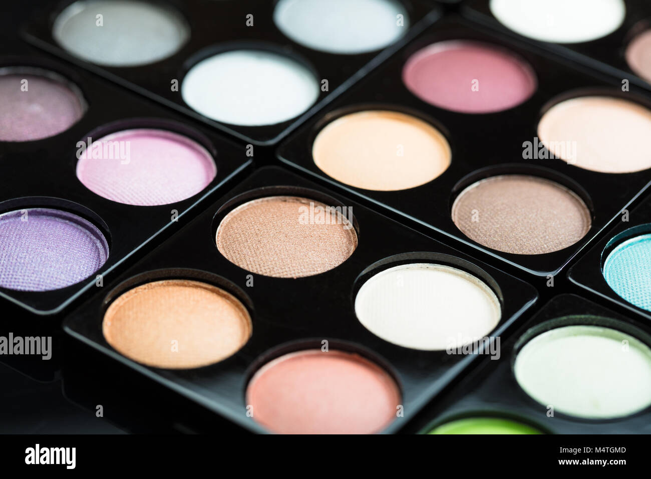 Close-up di cosmetici colorati eye shadow palette set trucco Foto Stock