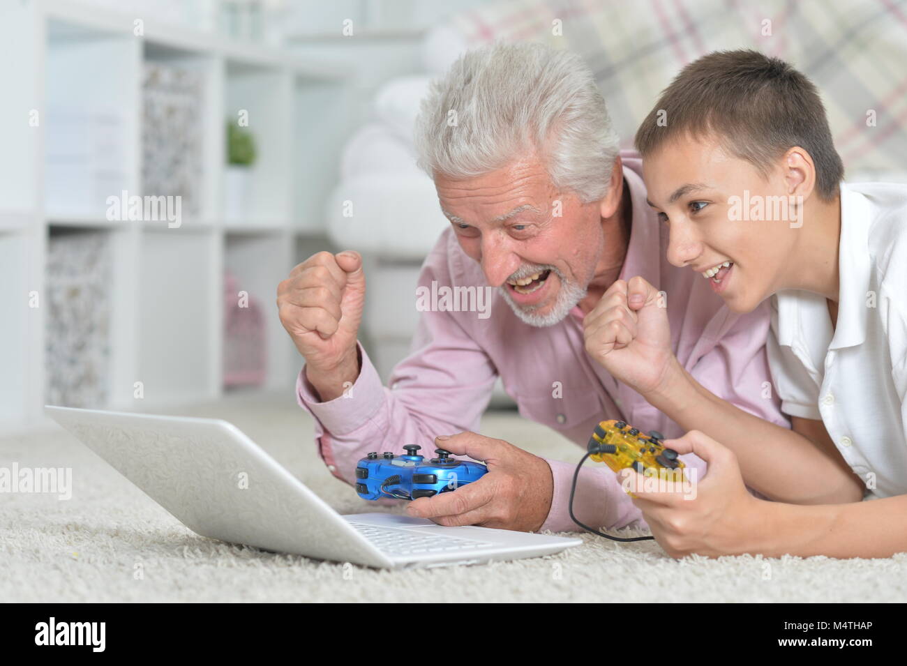 Nonno e nipote i giochi per computer Foto Stock