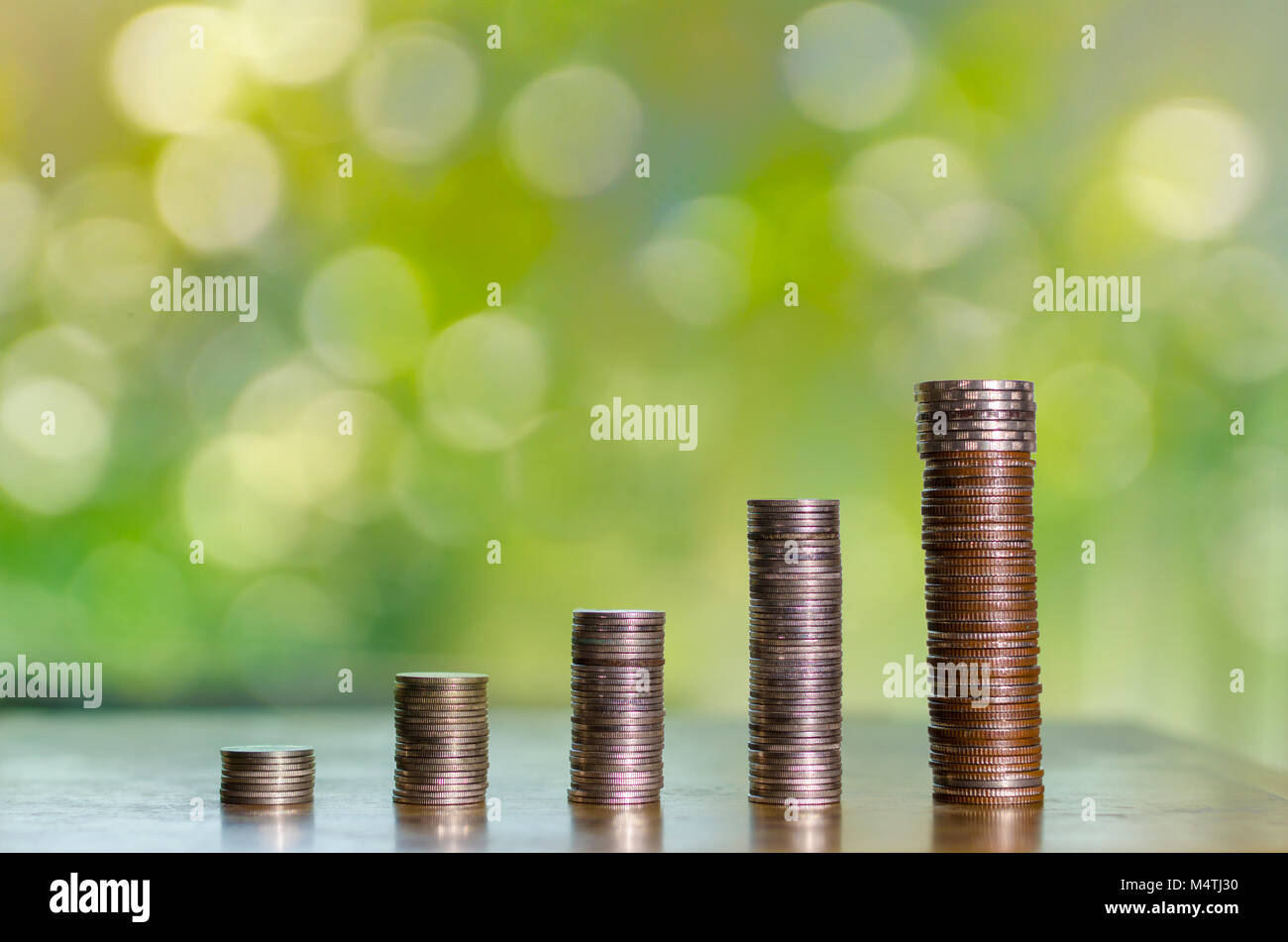 La crescita di denaro per un risparmio di denaro. Albero superiore monete al concetto illustrato ai cambiamenti di un business in espansione Foto Stock