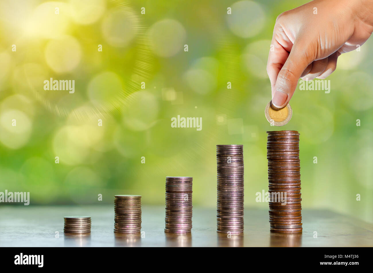 La crescita di denaro per un risparmio di denaro. Albero superiore monete al concetto illustrato ai cambiamenti di un business in espansione Foto Stock