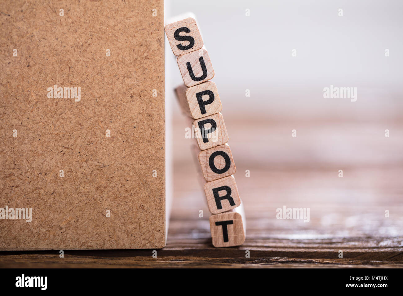 Close-up di supporto impilato parola sul cubo di legno Foto Stock