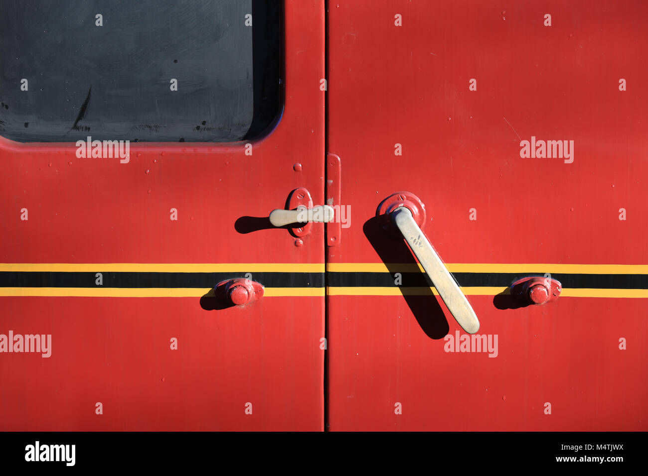 Maniglia della porta su un carrello di proprietà della Severn Valley Railway, UK. Foto Stock