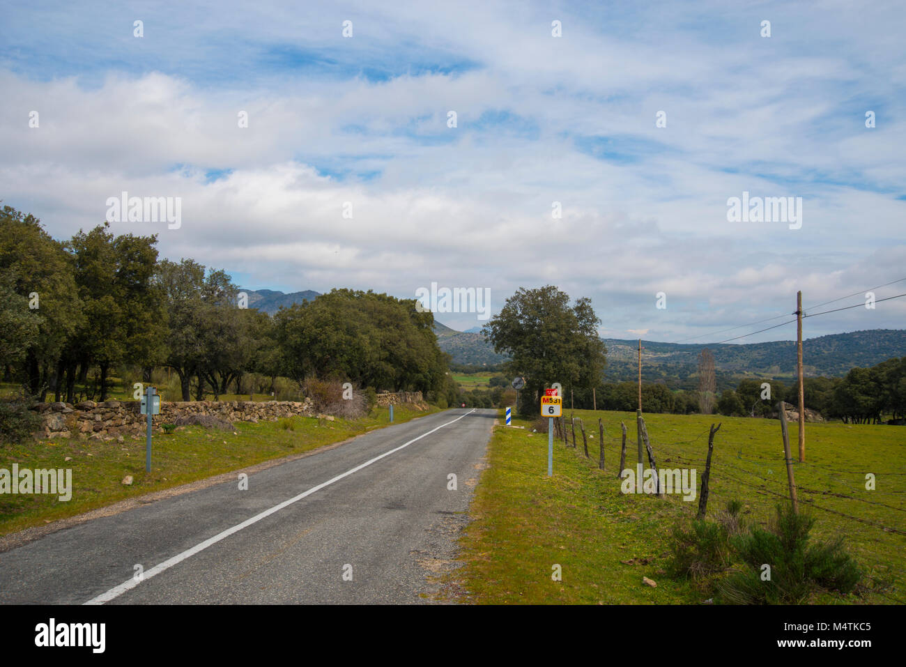 Strada laterale. A Colmenar del Arroyo, provincia di Madrid, Spagna. Foto Stock