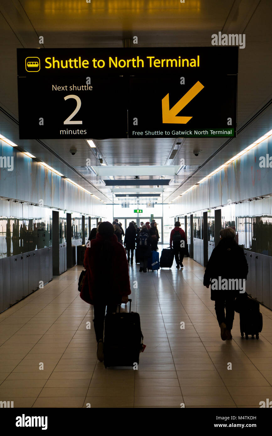 I viaggiatori si preparano a bordo della navetta per il Terminal Nord dell'aeroporto di Gatwick Foto Stock