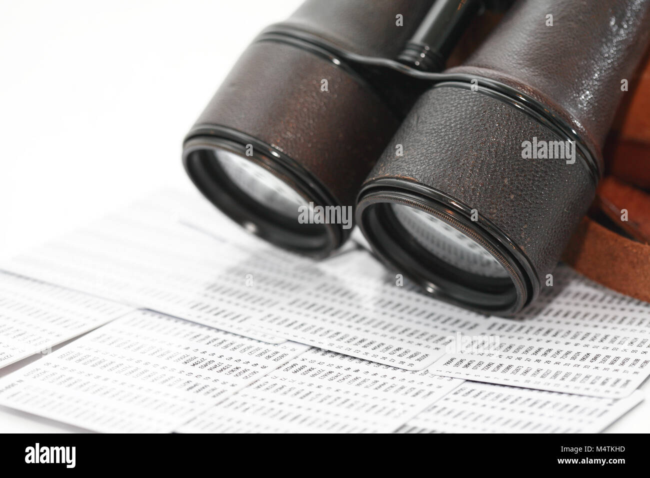 Il concetto di business. Vecchio binocolo vicino a carte in plastica Foto Stock