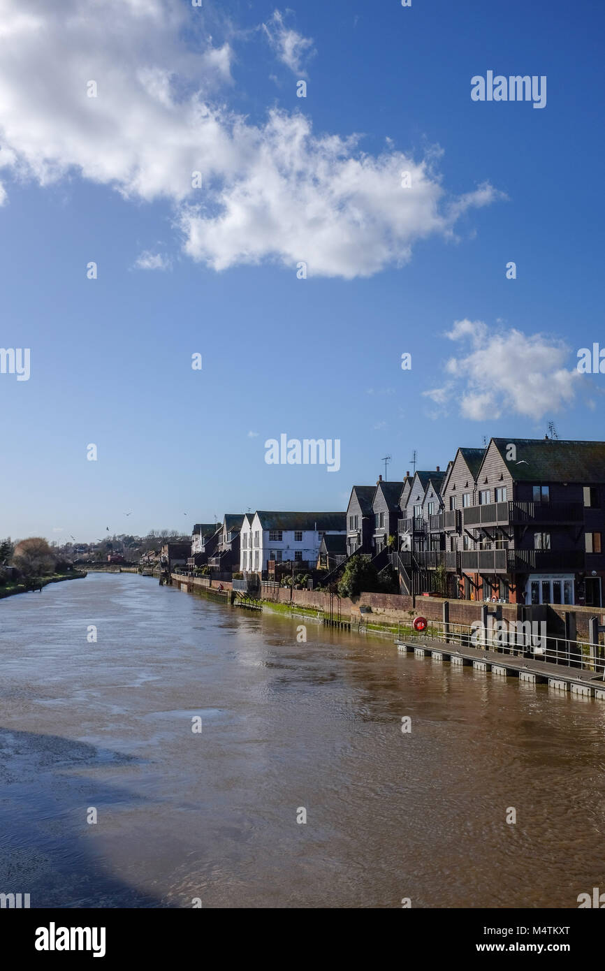 Arundel West Sussex Regno Unito Febbraio 2018 - case e appartamenti che si affaccia sul fiume Arun a marea alta dove ci sono stati problemi con le inondazioni Foto Stock