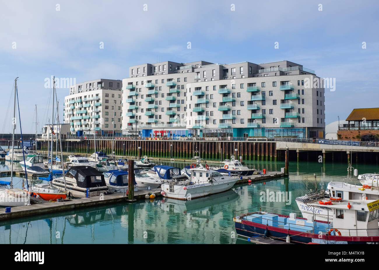 Brighton Marina UK Febbraio 2018 - Nuova costruzione appartamenti case e negozi di vendita al dettaglio più ristoranti con vista sulla marina Foto Stock