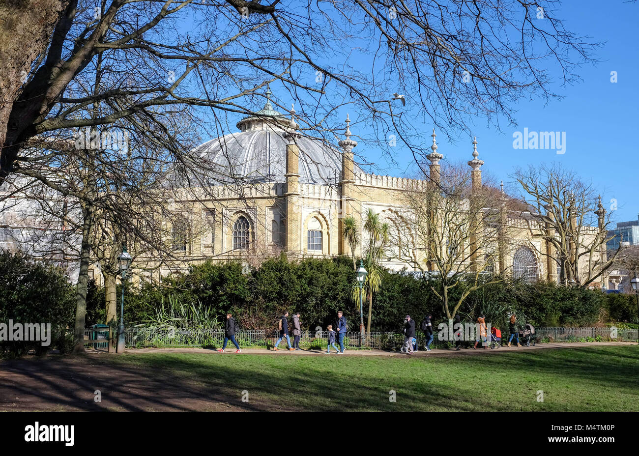 Brighton Regno Unito Febbraio 2018 - La cupola del teatro e sala concerti esterno ex scuderie annesse al Royal Pavilion Foto Stock