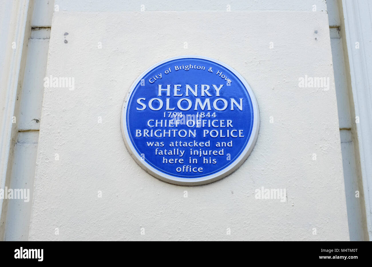 Brighton Regno Unito Febbraio 2018 - targa blu per Henry Solomon a Brighton Municipio dove egli era capo della polizia ed è stato ucciso nel suo ufficio Foto Stock