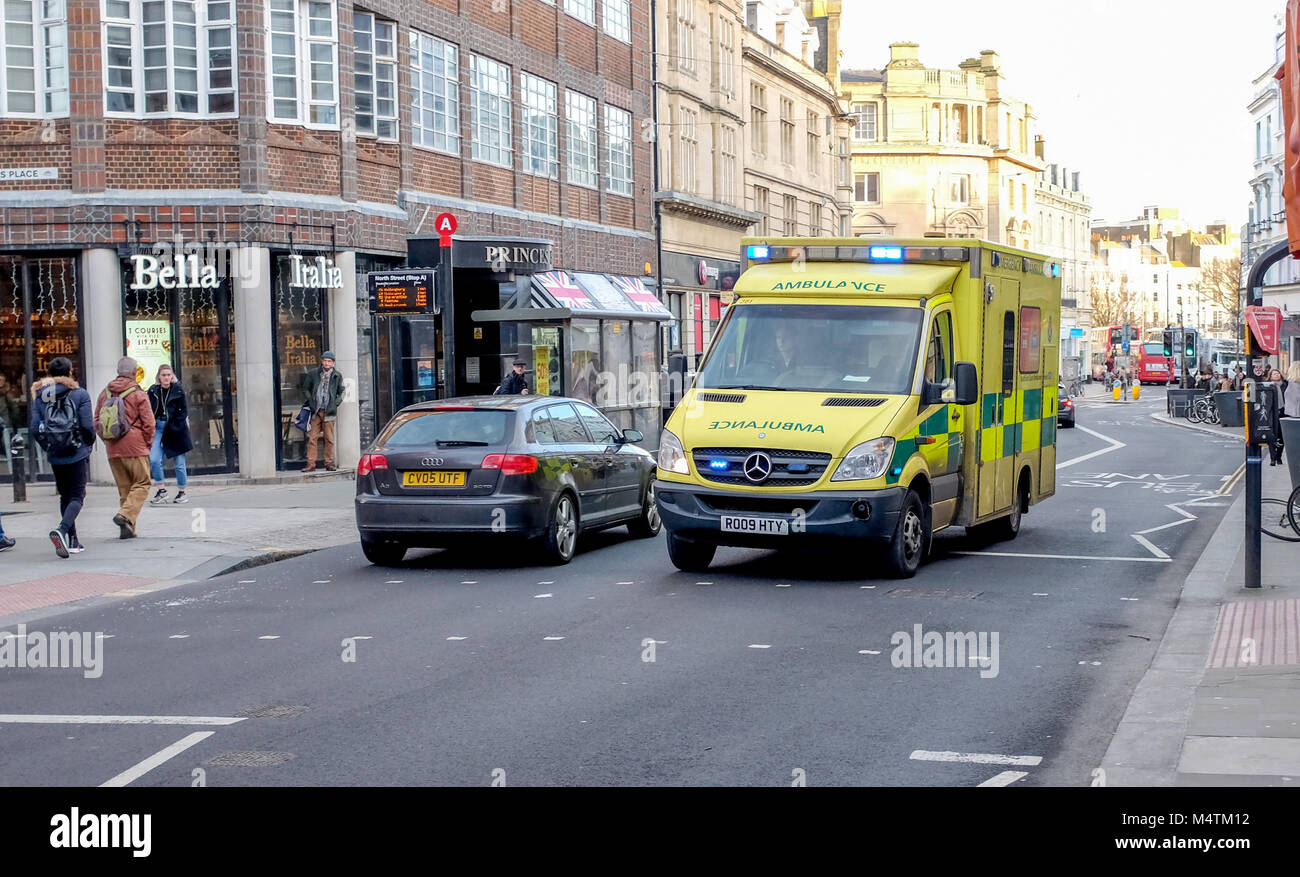 Brighton UK - servizi di emergenza SECAMB ambulanza guida attraverso la città con sirena e luci blu lampeggianti Foto Stock