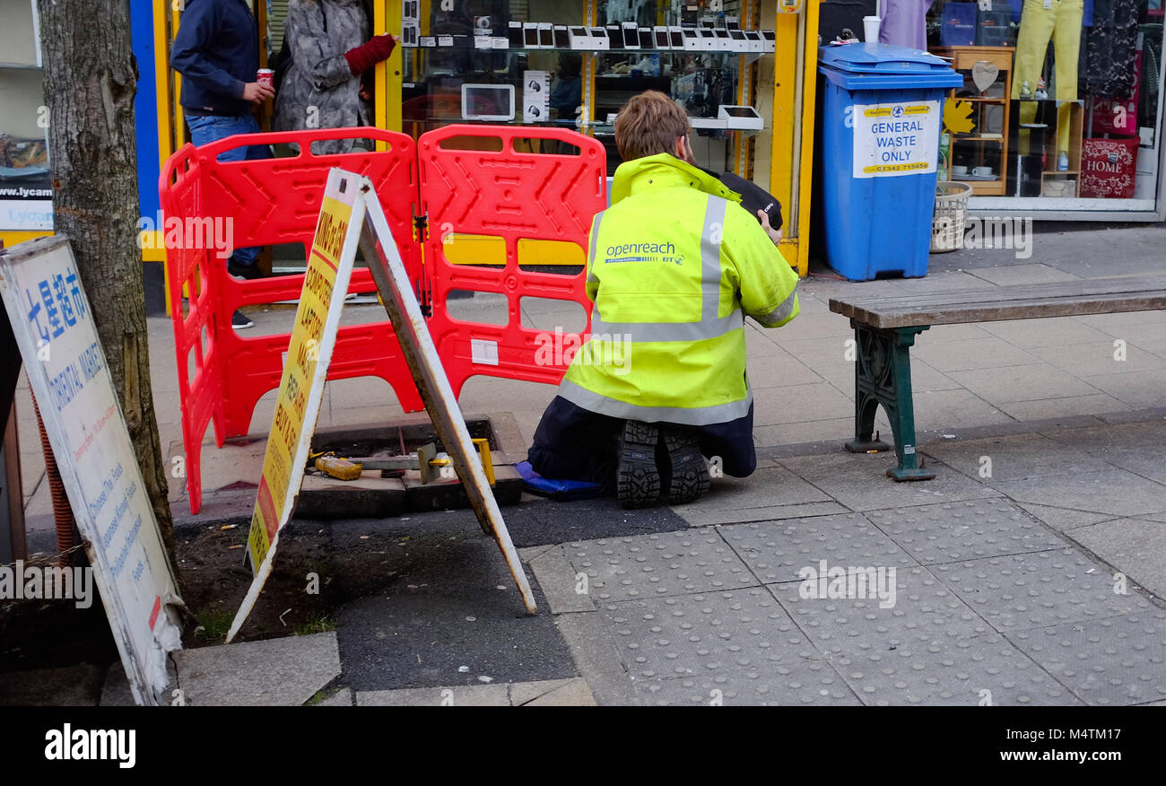 Brighton Regno Unito Febbraio 2018 - UN BT Openreach ingegnere al lavoro Foto Stock