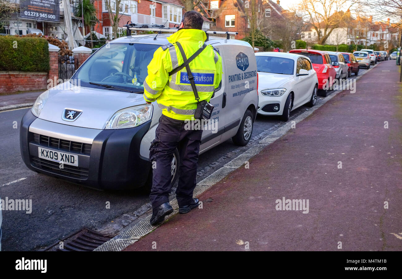 Brighton UK - supervisore del parcheggio al lavoro che controlla le auto parcheggiate - 2018 Foto Stock