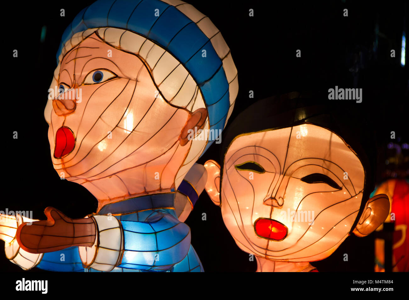Haren, Paesi Bassi - 22 Novembre 2011: due lanterne colorate di un maschio e femmina, luminoso e brillante durante la notte, esposto a lanterna cinese un Foto Stock