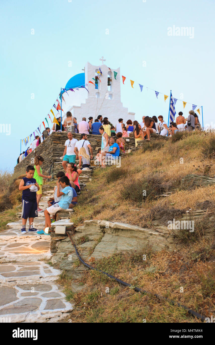 Panigiri, tradizionale festa presso la chiesa di Sette Martiri a Sifnos, Cicladi, Grecia. Foto Stock