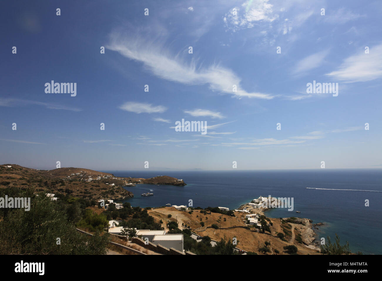 Vista della baia e il Monastero di Panaghia di Chrysopigi (Vergine Maria di Chrysopigi)(1523), patrono e protettore dell'isola di Sifnos,Grecia Foto Stock