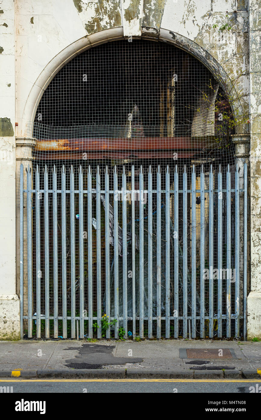 Un vecchio ingresso bloccato archway Foto Stock