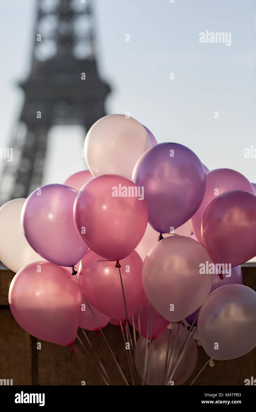 Palloncini colorati di fronte alla Torre Eiffel Foto stock - Alamy