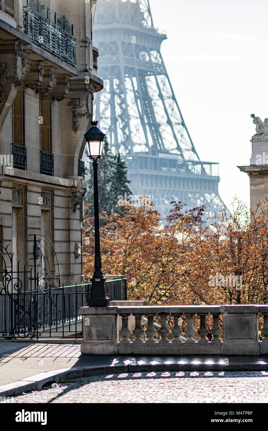 Torre Eiffel con alberi d'autunno Foto Stock