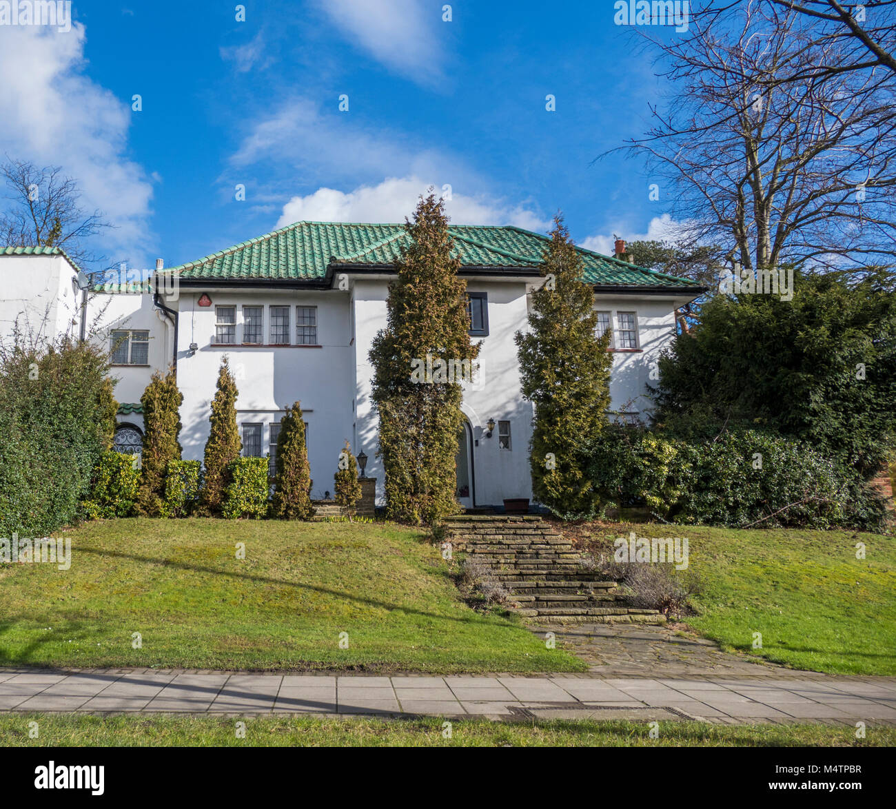 Grande periodo di interessanti proprietà immersa in un bagno di sole invernale, rivolta verso la strada principale di Via Veneto, in Hendon, London NW4, Inghilterra, Regno Unito. Foto Stock