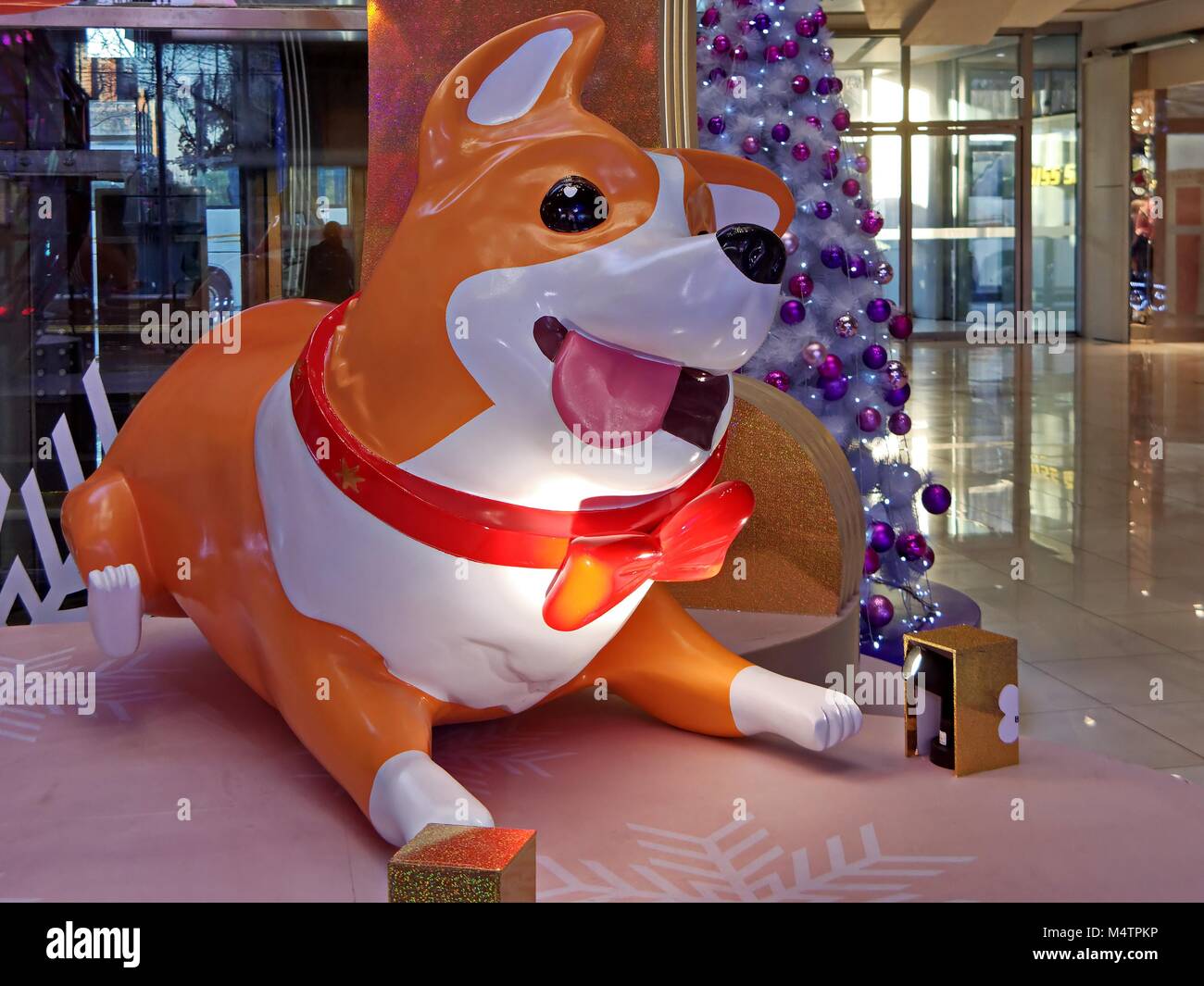 Statua del cane durante il Festival della Primavera Cinese presso un centro commerciale in Cina Pechino a gennaio11,2018. Foto Stock