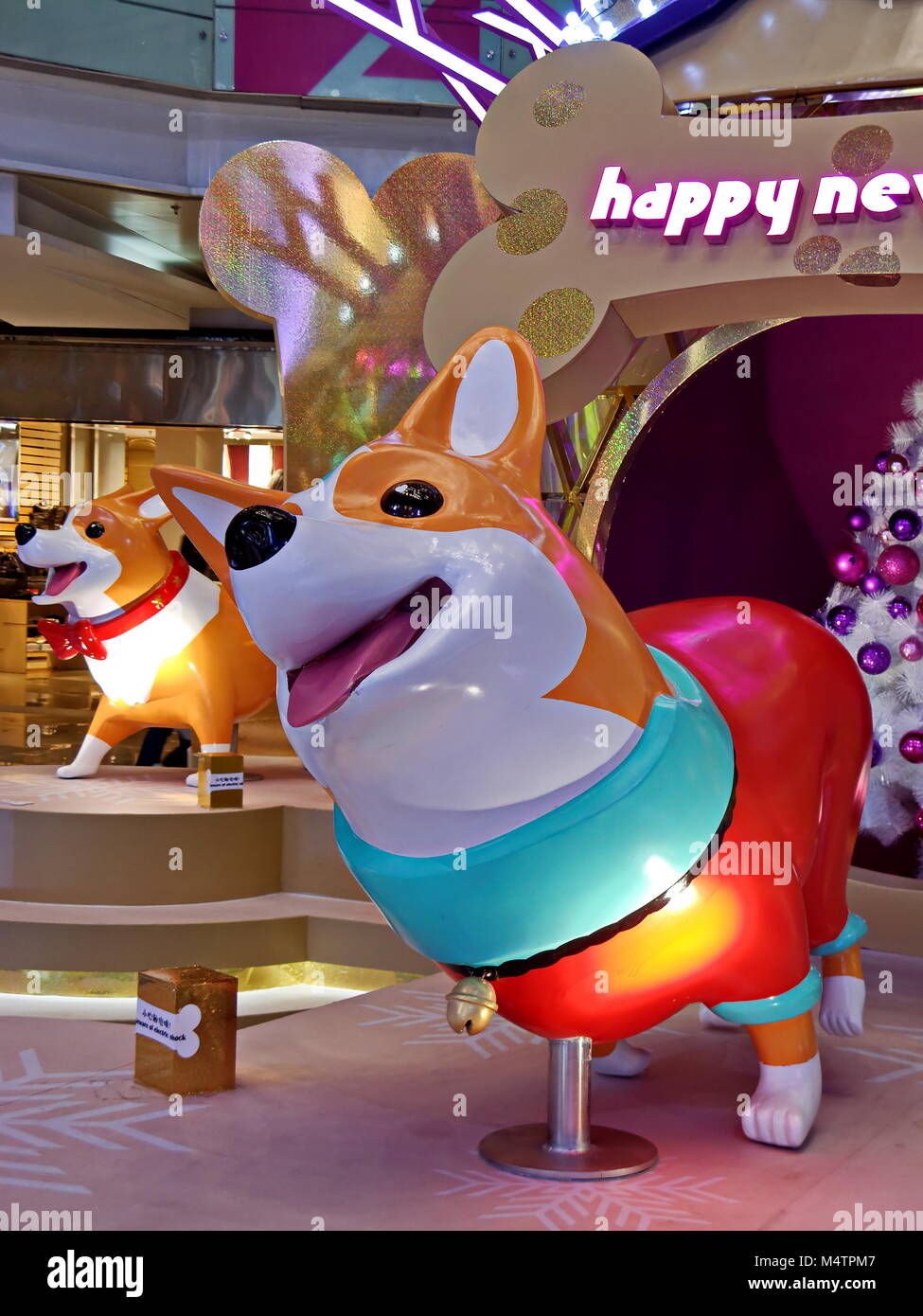 Statue del cane durante il Festival della Primavera Cinese presso un centro commerciale in Cina Pechino a gennaio11,2018. Foto Stock