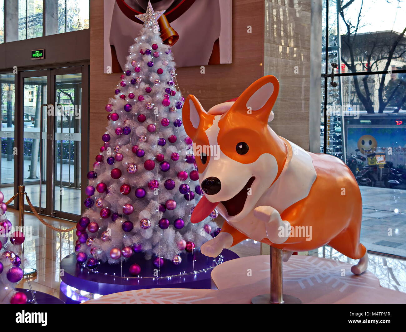 Statua del cane durante il Festival della Primavera Cinese presso un centro commerciale in Cina Pechino a gennaio11,2018. Foto Stock