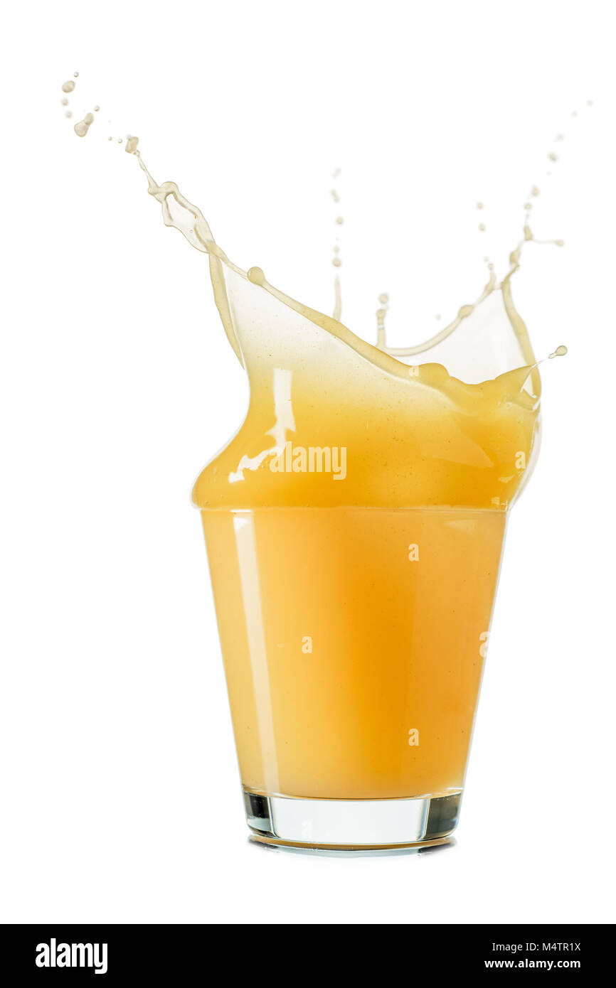 Splash di Apple o di succo di mela cotogna in un vetro isolato su sfondo bianco. Foto Stock