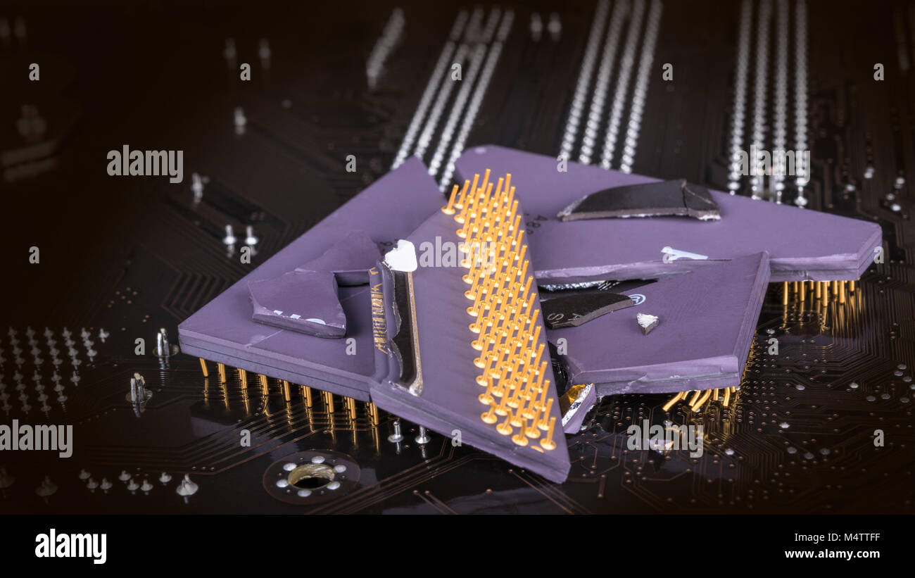 Computer guasto processore su scheda madre dello sfondo. Frammenti di unità centrale di elaborazione. Industria elettronica, hardware TIC e cyber security idea. Foto Stock