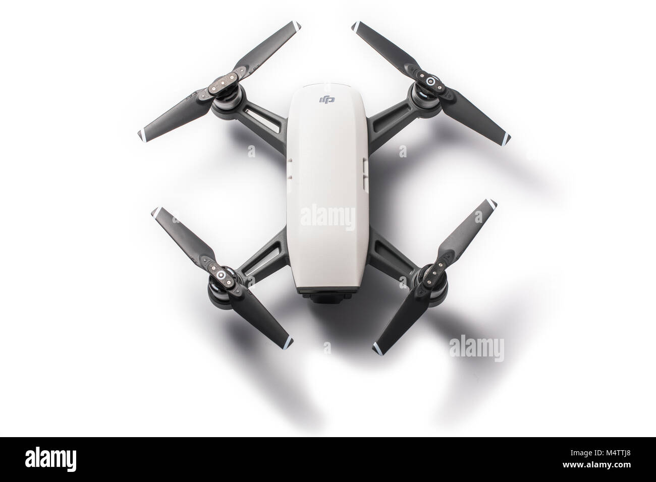 Varna, Bulgaria - 17 Febbraio ,2018: Flying drone quadcopter Dji scintilla è mini drone che presenta tutte le caratteristiche di DJI la firma di tecnologie, isolati su wh Foto Stock
