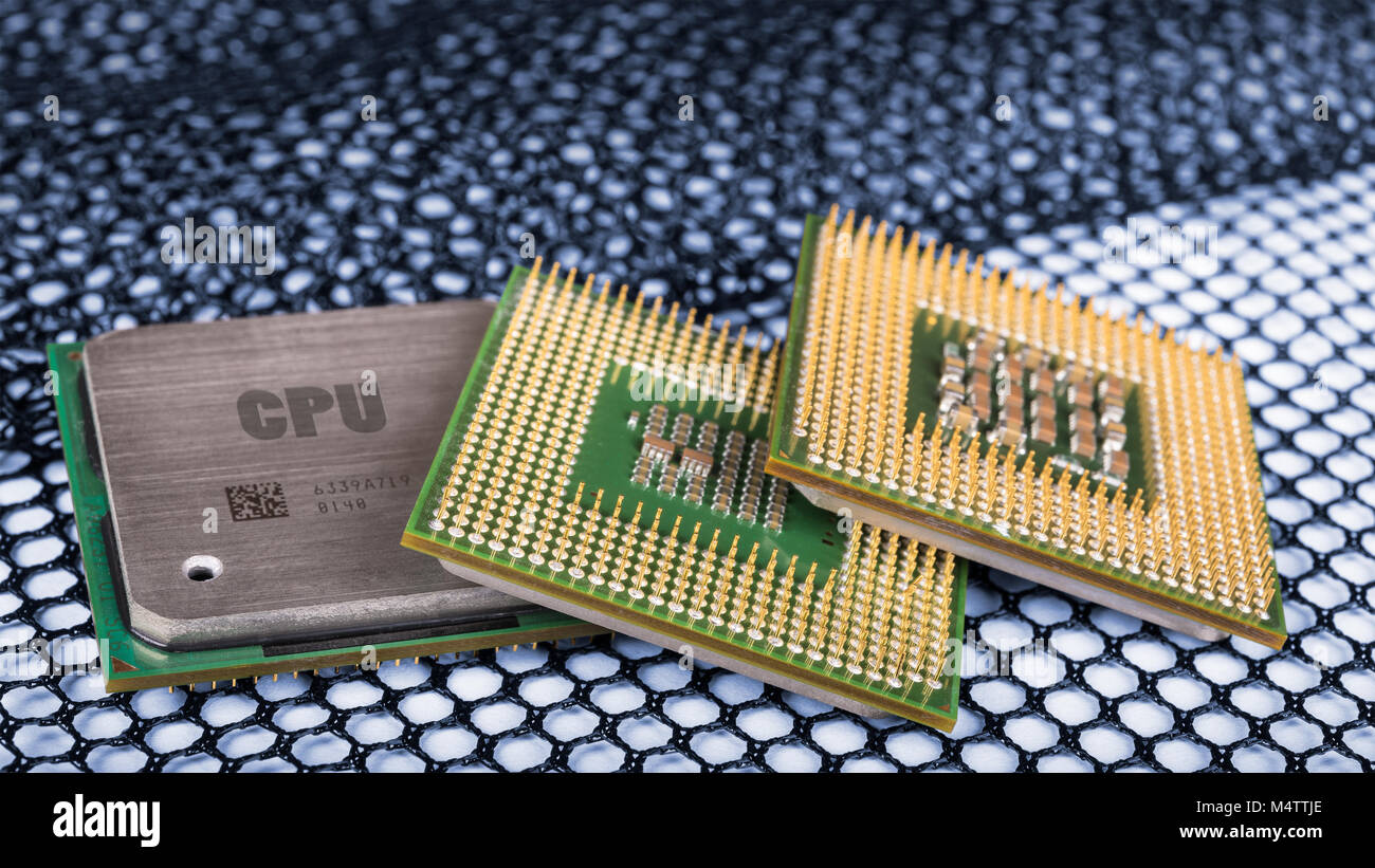 Processori per computer su esagonale a maglia a trama. Moderne unità centrali di elaborazione. Idea di ICT, cyber security, meltdown e spettro di attacchi. Foto Stock