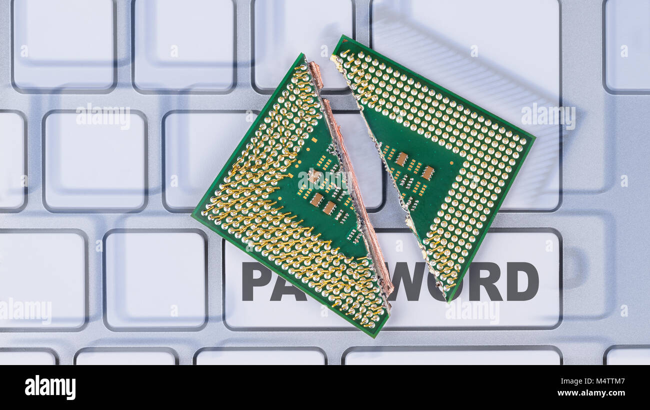 Rotture di processore moderno con critico errore di protezione. Distrutta la CPU sulla tastiera del computer dettaglio. Cyber vulnerabilità, meltdown e spettro di attacchi. Foto Stock