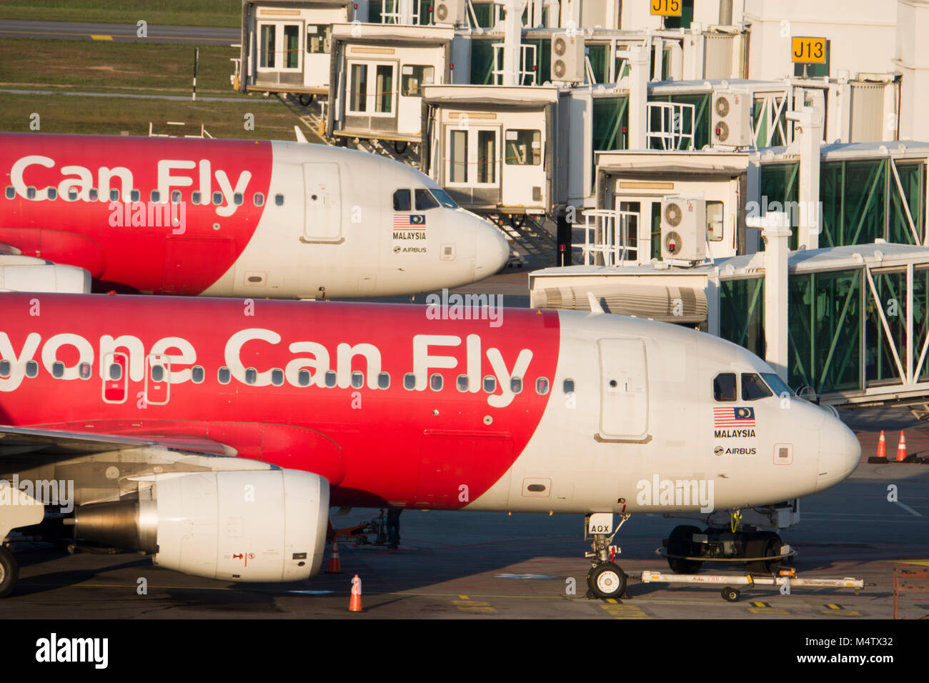 Air Asia aviogetti a cancelli, KLIA2 budget terminal, Malaysia Foto Stock