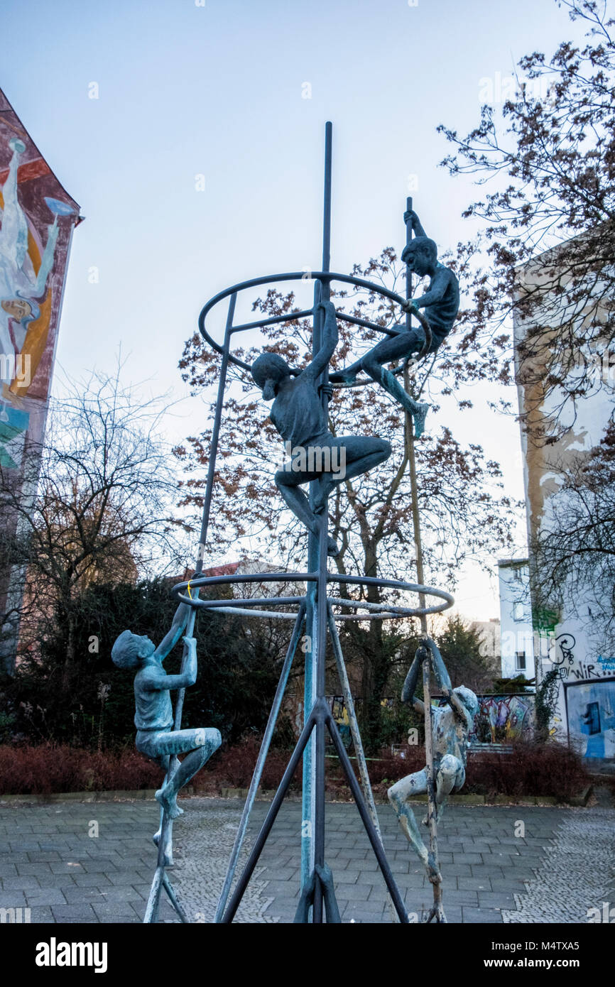 Berlino, Pankow. Fontana di trickle Climbing Children di Gerhard Thieme 1970. 5 piccole sculture in bronzo di bambini si arrampicano su una struttura metallica. Opere d'arte pubbliche Foto Stock
