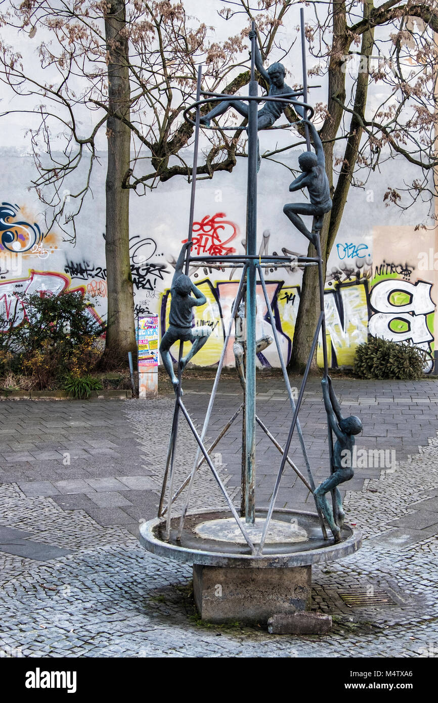 Berlino, Pankow. Fontana di trickle Climbing Children di Gerhard Thieme 1970. 5 piccole sculture in bronzo di bambini si arrampicano su una struttura metallica. Opere d'arte pubbliche Foto Stock