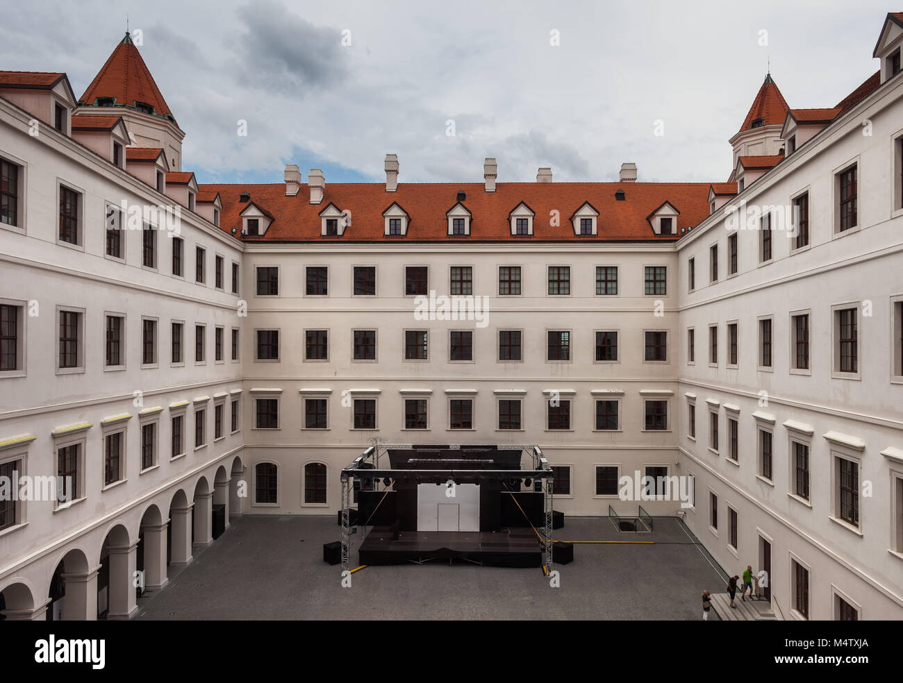 Cortile interno del castello di Bratislava a Bratislava, in Slovacchia, in Europa Foto Stock