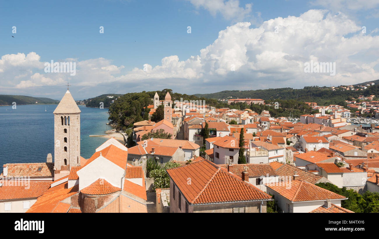 Vista dalla torre campanaria su Rab città storica Foto Stock