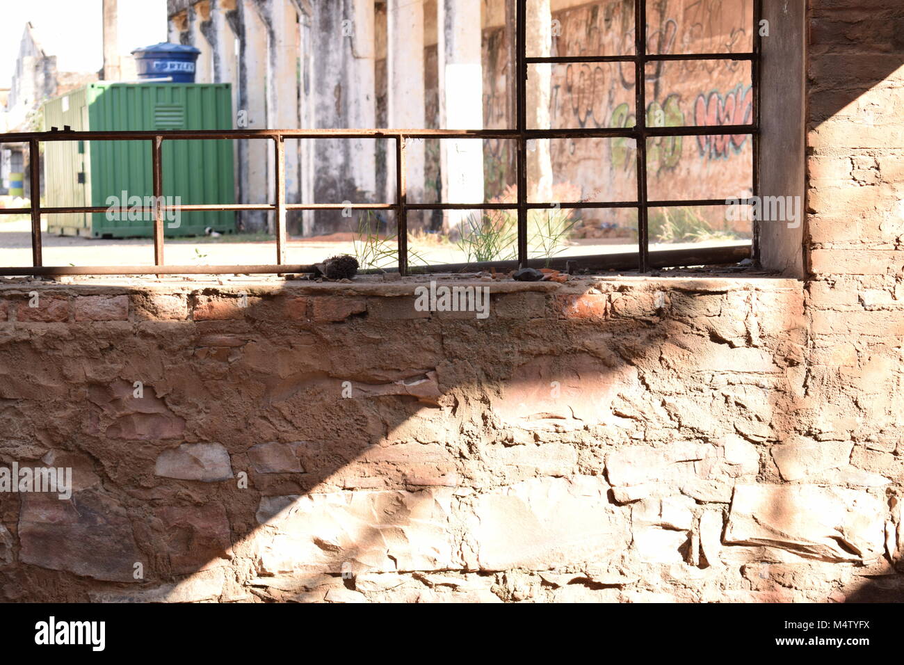 Contenitore verde visto da demolizione finestra di costruzione Foto Stock