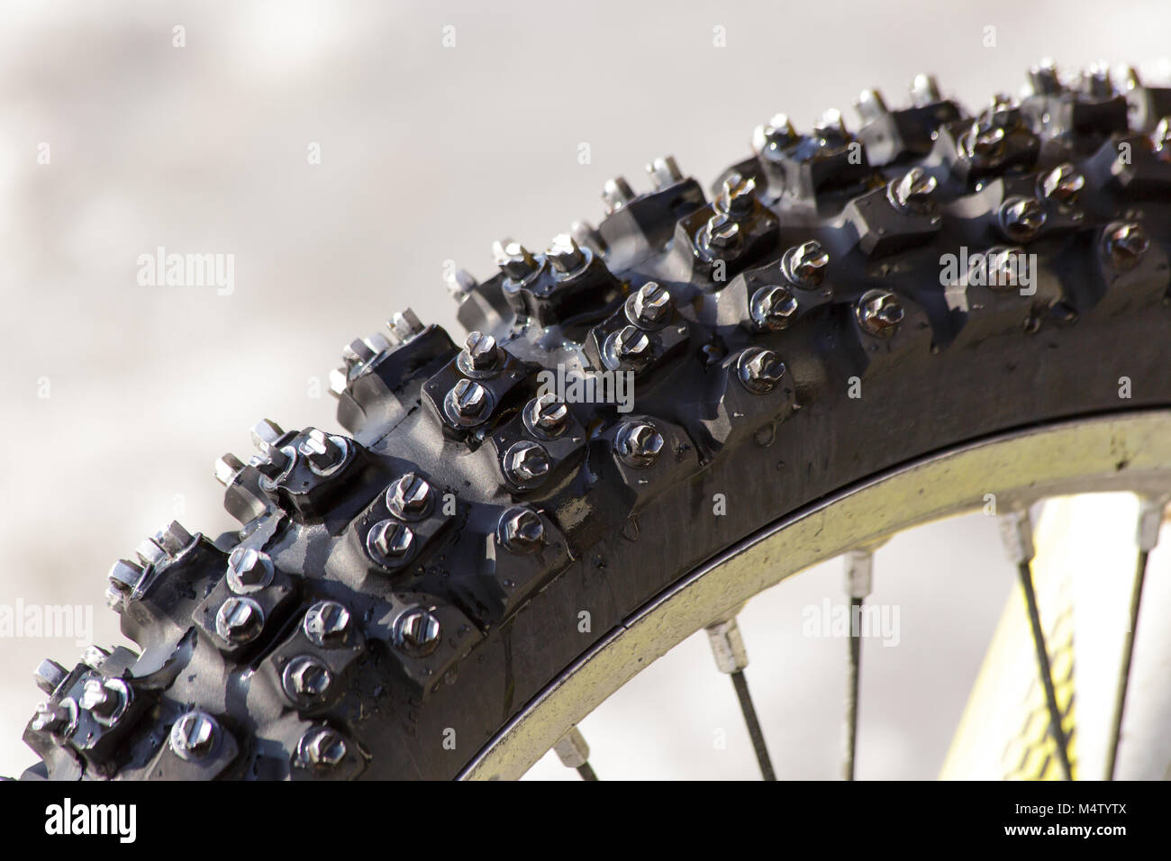 Elemento con ruota i picchi di una motocicletta sportiva Foto Stock