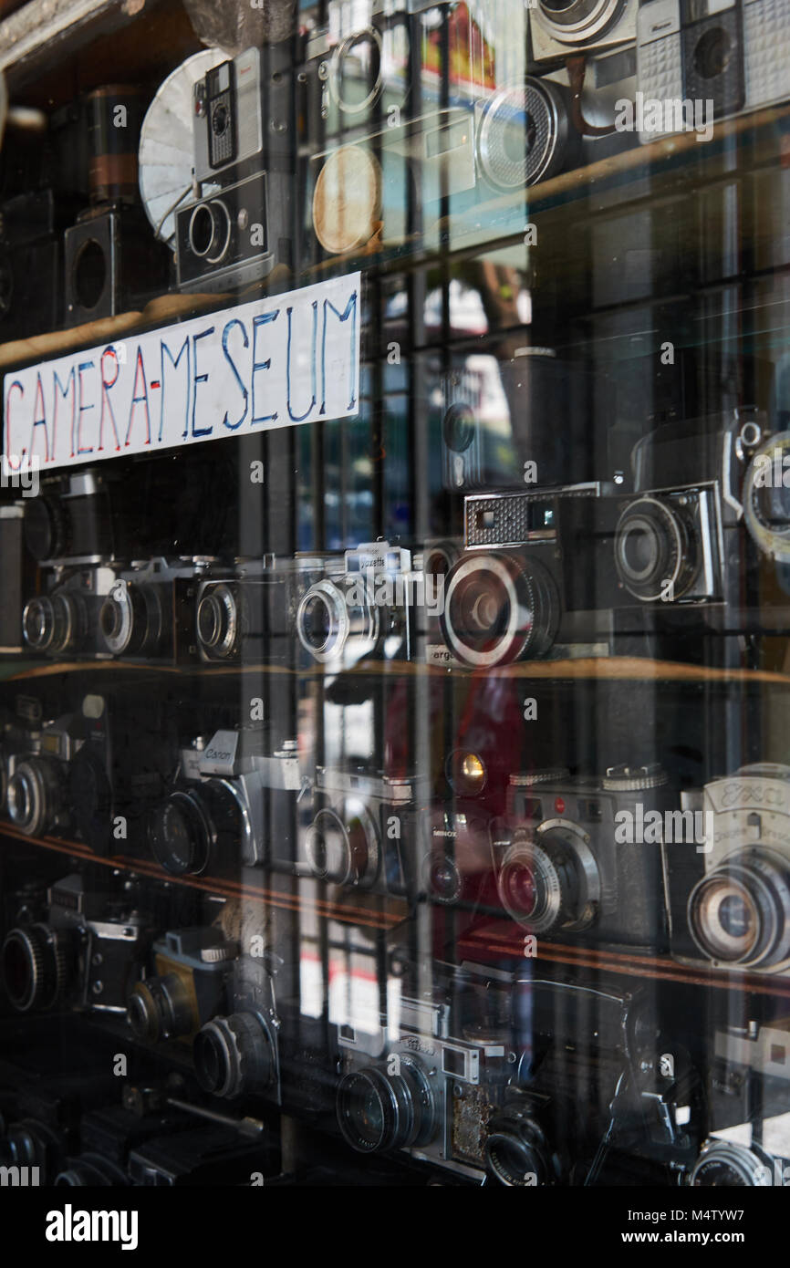 Fotocamera antico negozio di fronte a Yangon, Myanmar Foto Stock