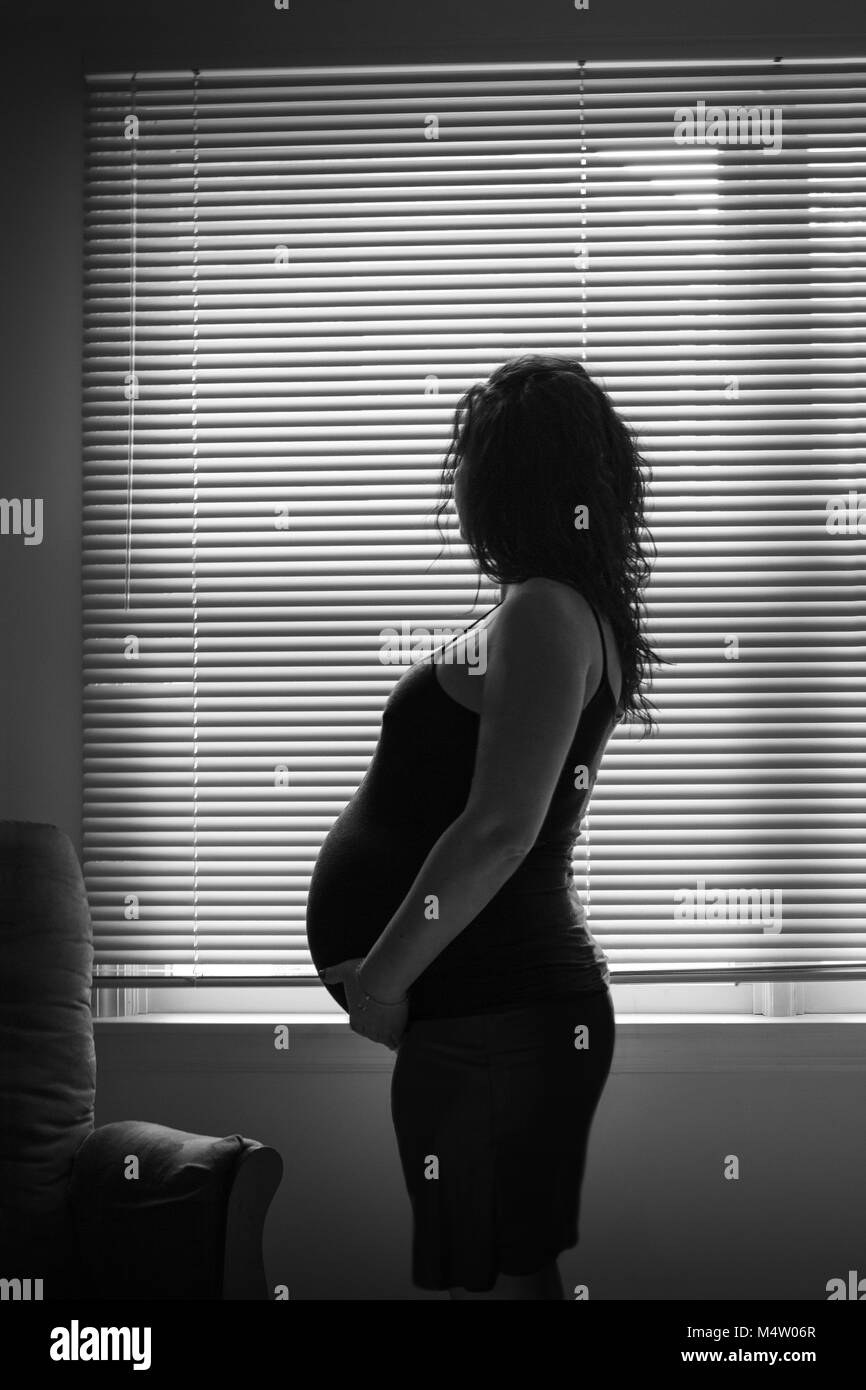 Donna incinta in bianco & nero Foto Stock