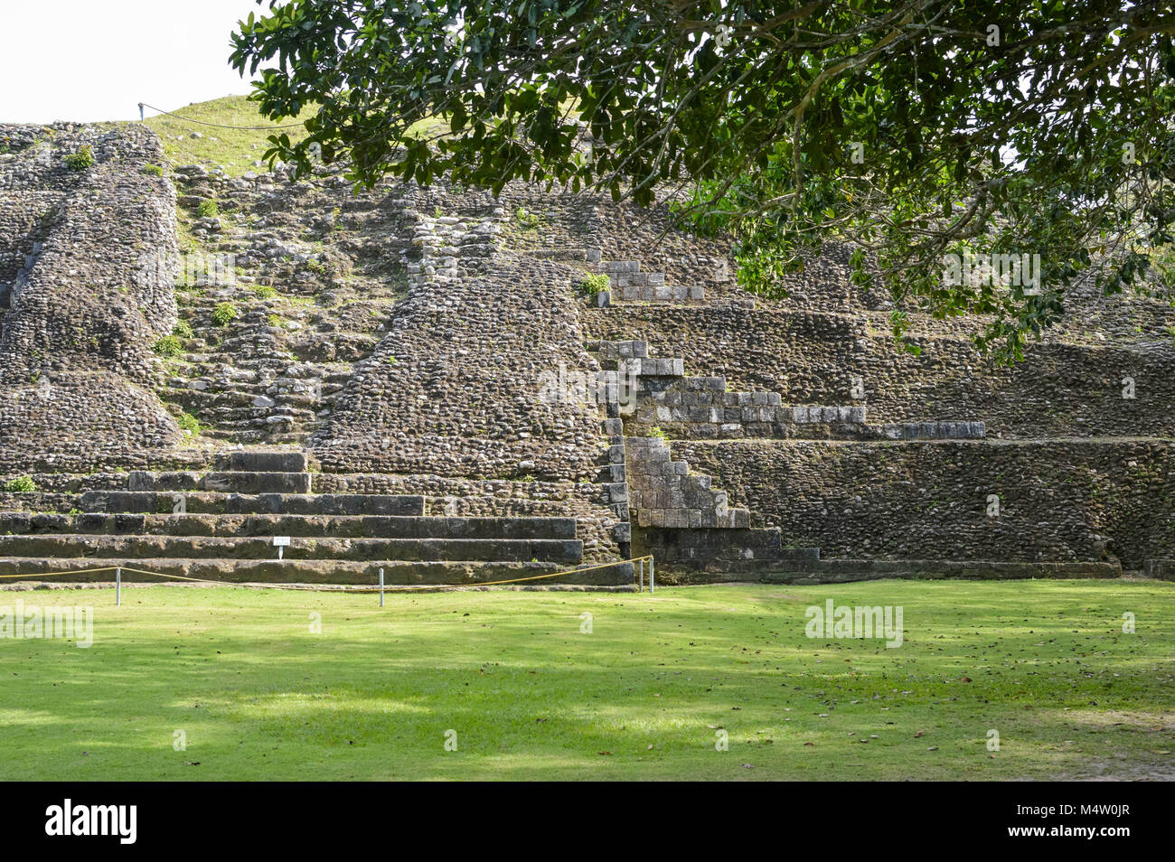 Alcune delle strutture a Xunantunich sito archeologico della civiltà Maya in Western Belize. America centrale Foto Stock