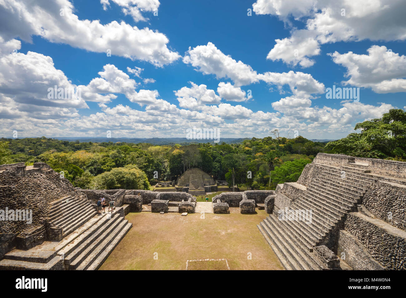 Sulla sommità di una piramide Caana Caracol al sito archeologico della civiltà Maya con paesaggi panoramici vista del territorio dell antico nascosto Foto Stock