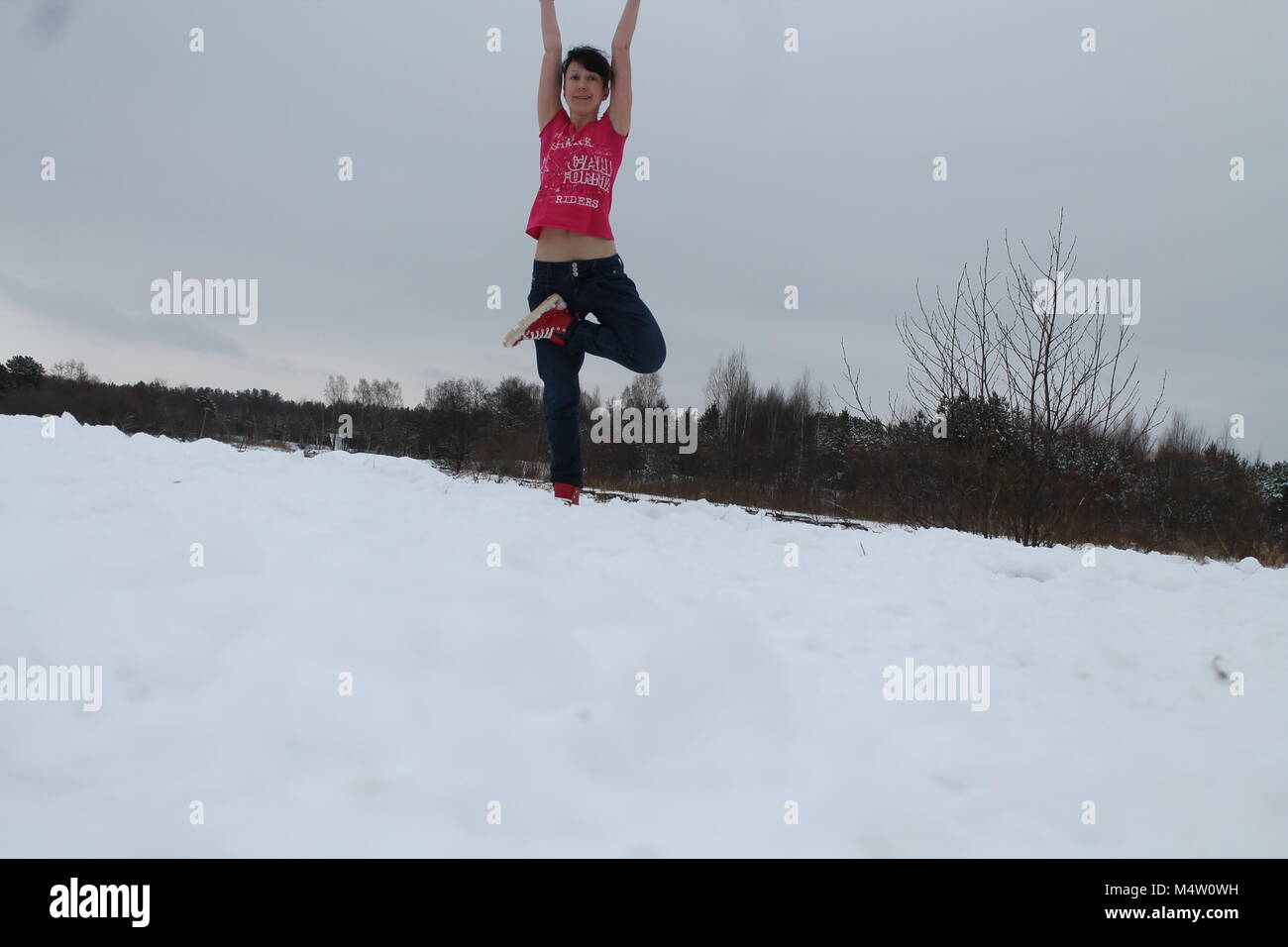 Flessibile bella giovane donna fatto mattina yoga pone nella fredda giornata invernale Foto Stock