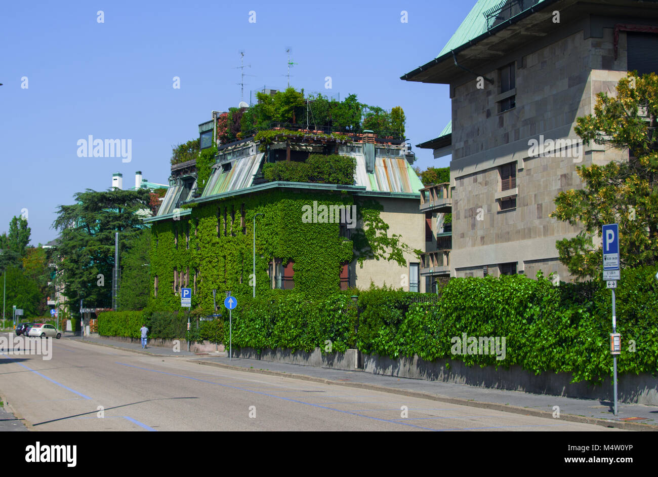 Le soluzioni di alloggiamento per vivere a contatto con la natura in una grande città. Milano, Italia Foto Stock
