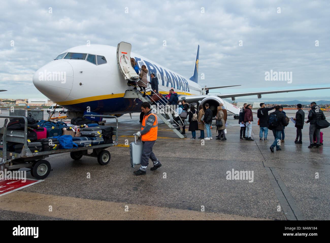 I passeggeri di salire a bordo di un jet di Ryanair dopo la loro nuova cabina politica sacchetto è entrato in vigore - molti bagagli dei passeggeri deve ora essere stivato in stiva dell aeromobile Foto Stock