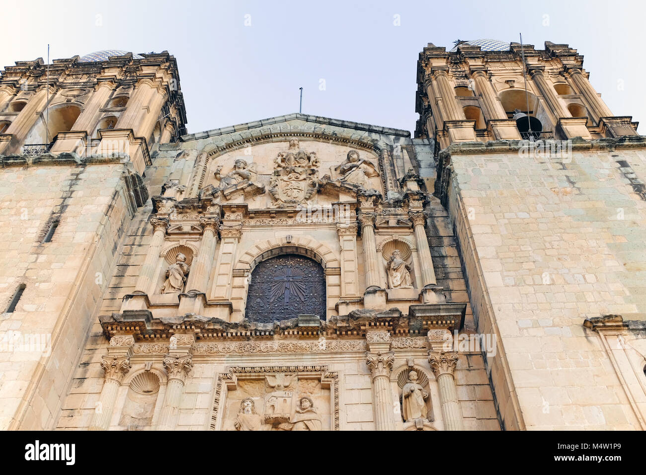 Il restaurato la facciata della chiesa di Santo Domingo de Guzman in Oaxaca, Messico. Foto Stock