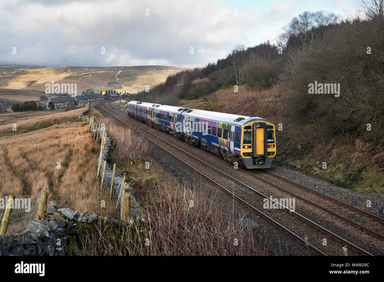 Sprinter treni passeggeri da Carlisle passa attraverso Garsdale nel Yorkshire Dales National Park, en route per Leeds, Regno Unito. Foto Stock