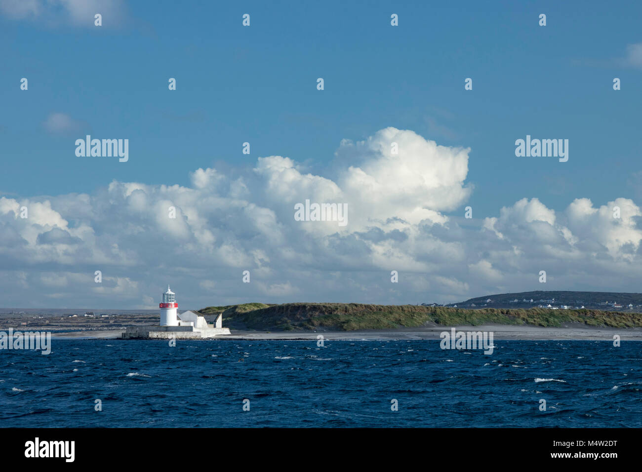 La paglia Island Lighthouse vicino Inishmore, Isole Aran, Galway Bay, nella contea di Galway, Irlanda. Foto Stock