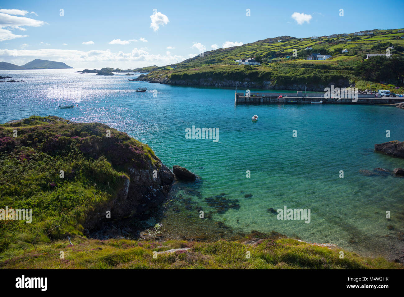 Bunavalla pier e in porto il Derrynane Bay, Caherdaniel, nella contea di Kerry, Irlanda. Foto Stock